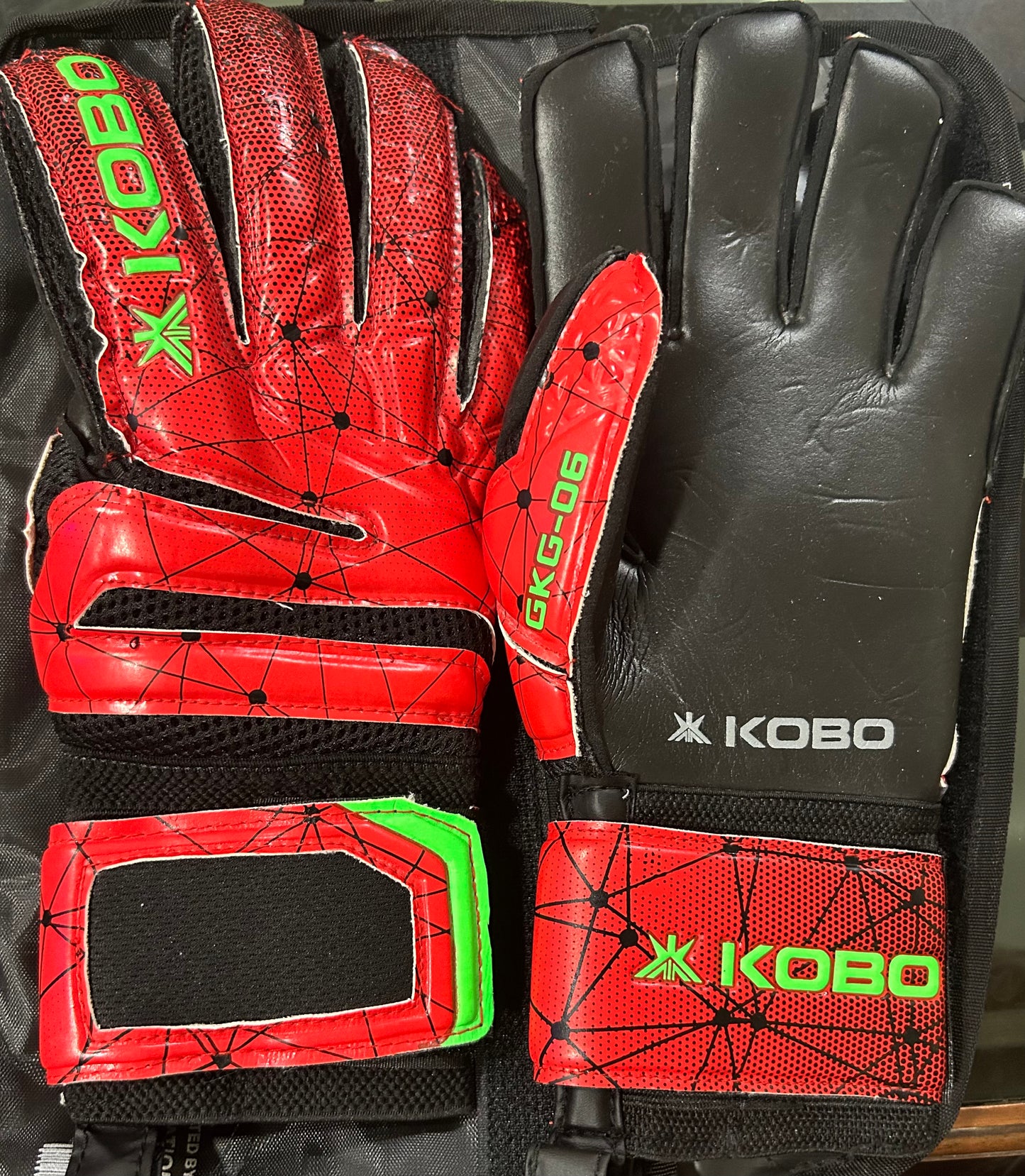 GOALKEEPER GLOVE